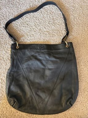 Pour La Victoire Black Leather Shoulder Bag with Gold-Tone Rings Expandable
